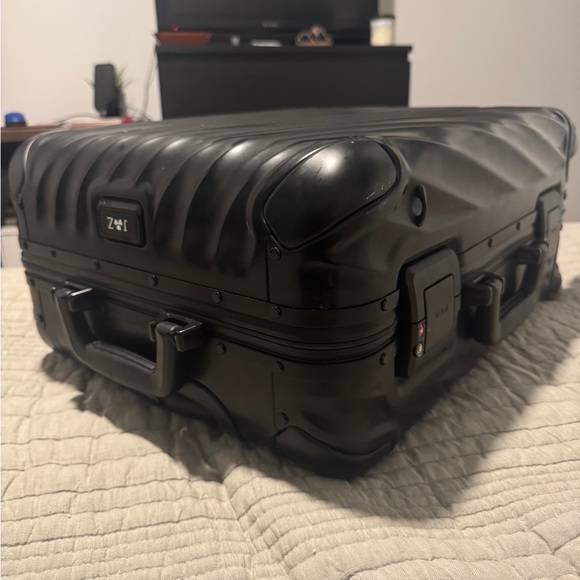 Black Hard Shell Suitcase - Picture 3 of 12
